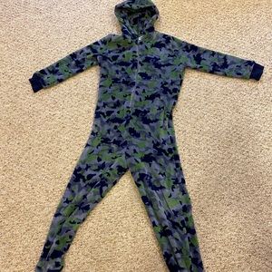 boys camo onesie size Large in boys